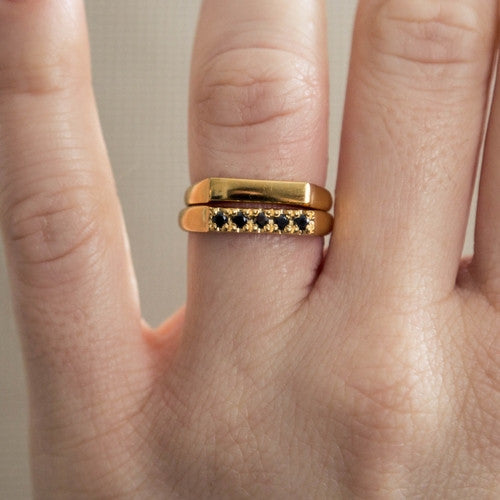 kitty - flat front ring with black diamonds